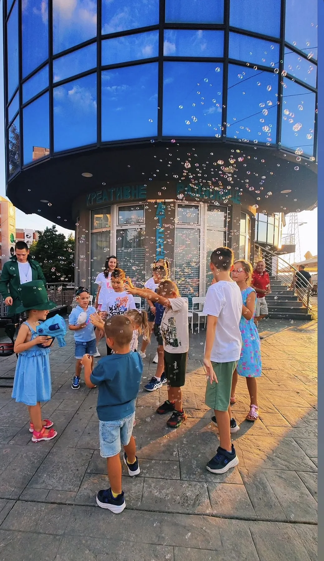Balončići i reakcije dece tokom Bubbleman show programa u Beogradu