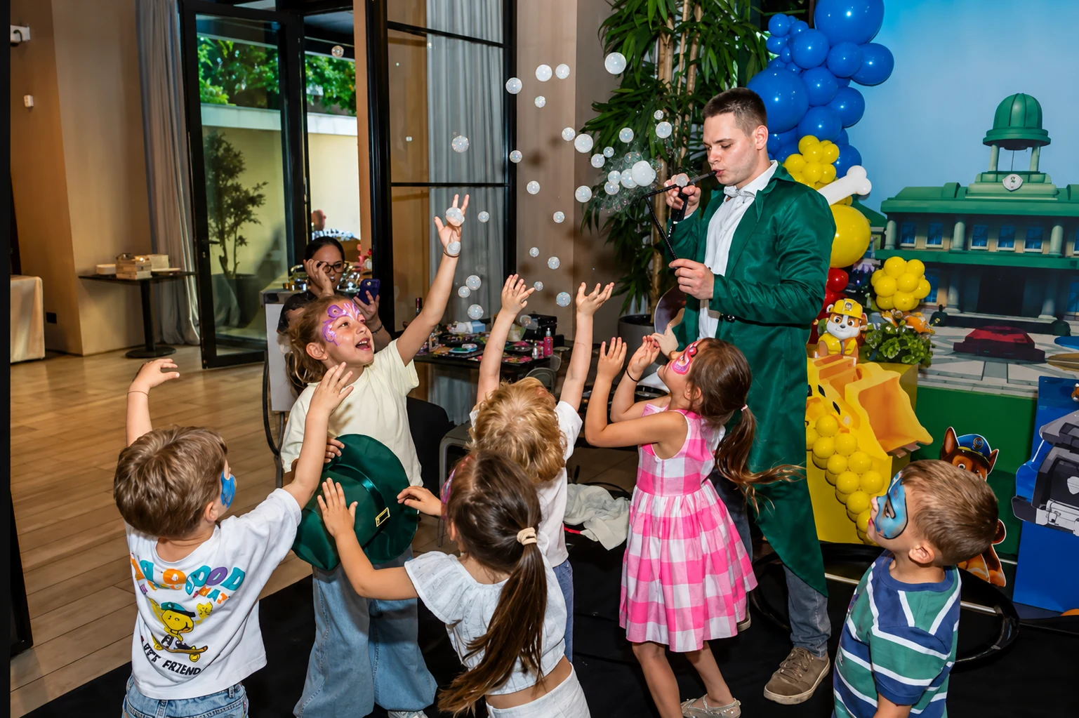 Bubbleman sa decom tokom Bubble Show nastupa u zatvorenom prostoru